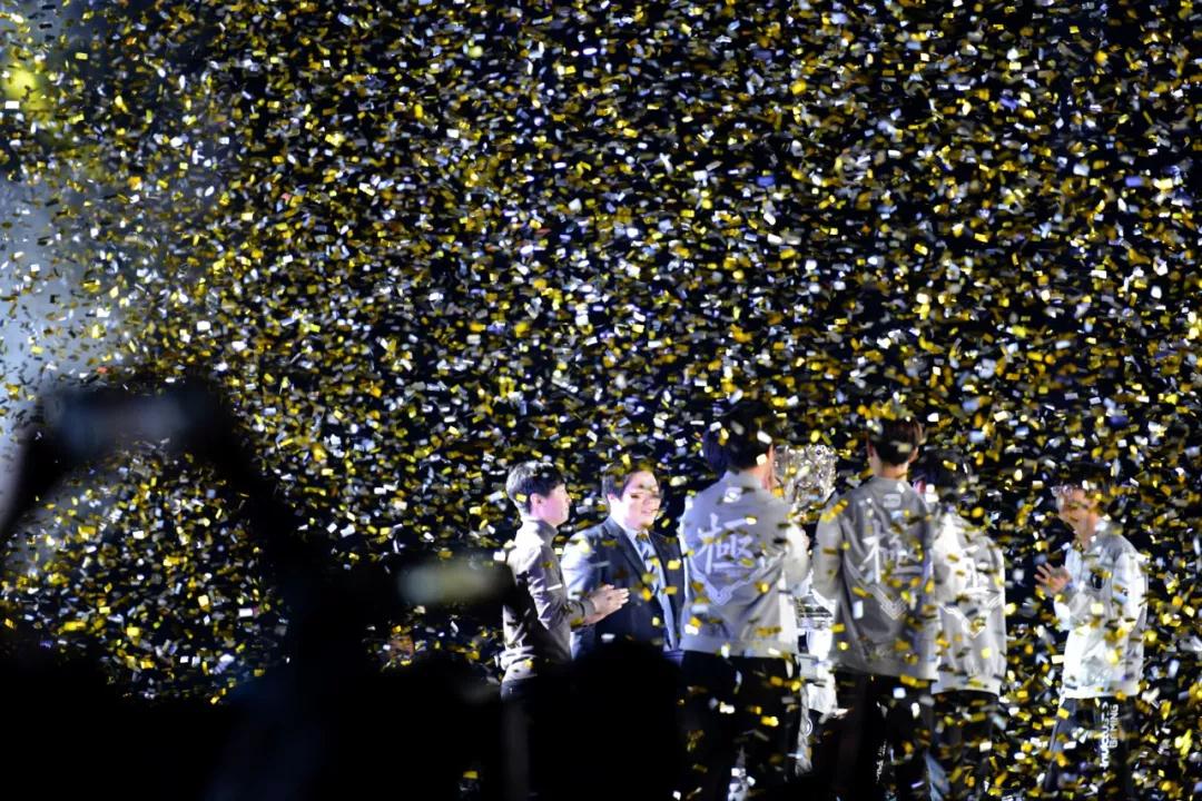 flusha 在 dima_wallhacks 的直播中与 10 个 FACEIT 级别的玩家对战